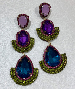 The Ceciel Angie Earrings create an eye-catching look.  Looks great wether you dress it up or just wear it with a simple t-shirt. Earrings made with ​​the intricate soutache technique embroidery. They will come in a gift box.  Tropical Vibes Collection  Handmade with so much love and care using high quality materials. Unique piece. Swarovski crystals. Back is 14K Gold to avoid allergies. Lightweight